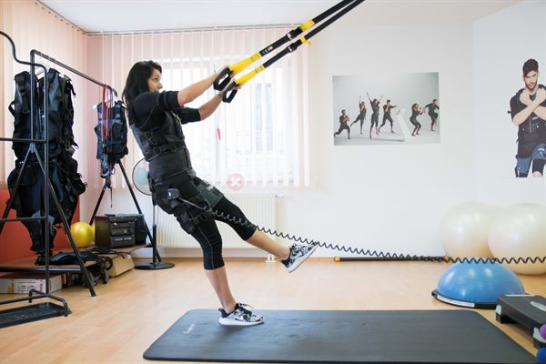 Tréningová vesta XBODY počas cvičenia