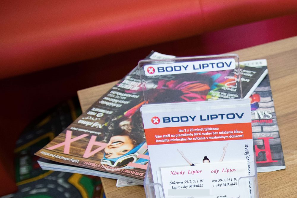 Čakáreň v štúdiu XBODY Liptov s letákmi a časopismi